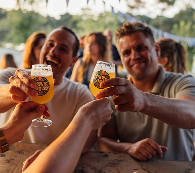 Brew_proosten_mannen_zon_650x575.jpg