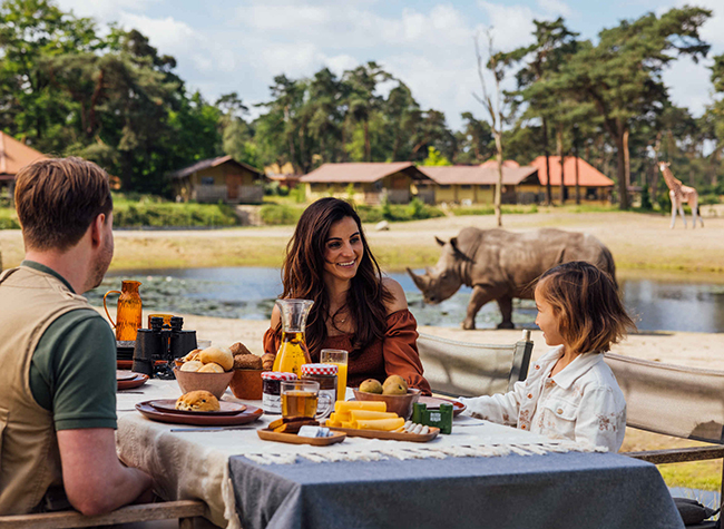 Gezin_eten_tafel_neushoorn_650x475.jpg