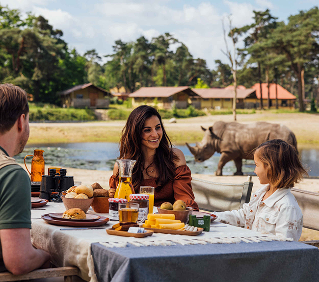 Gezin_eten_terras_safariresort_650x575.jpg