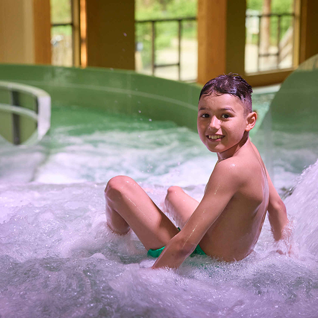 Jongetje_glijbaan_zwembad_resort_650x650.jpg