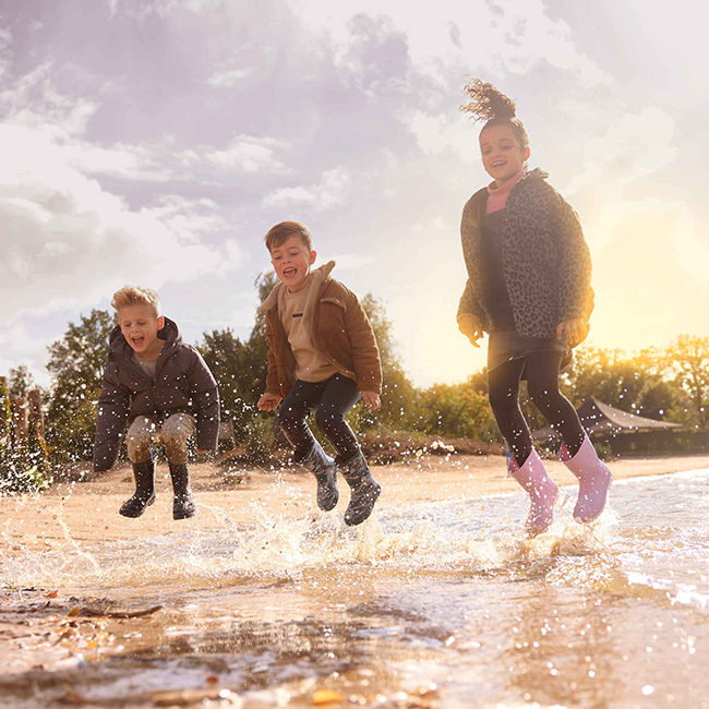 Kinderen_springen_water_zon_650x650.jpg
