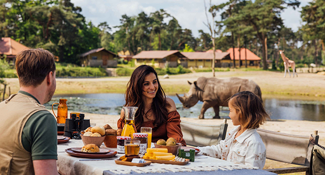 Ouders_kind_terras_lodge_650x350.jpg