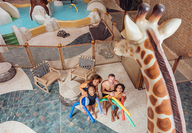 Zwembad_majisprings_vanboven_giraffe_650x450.jpg